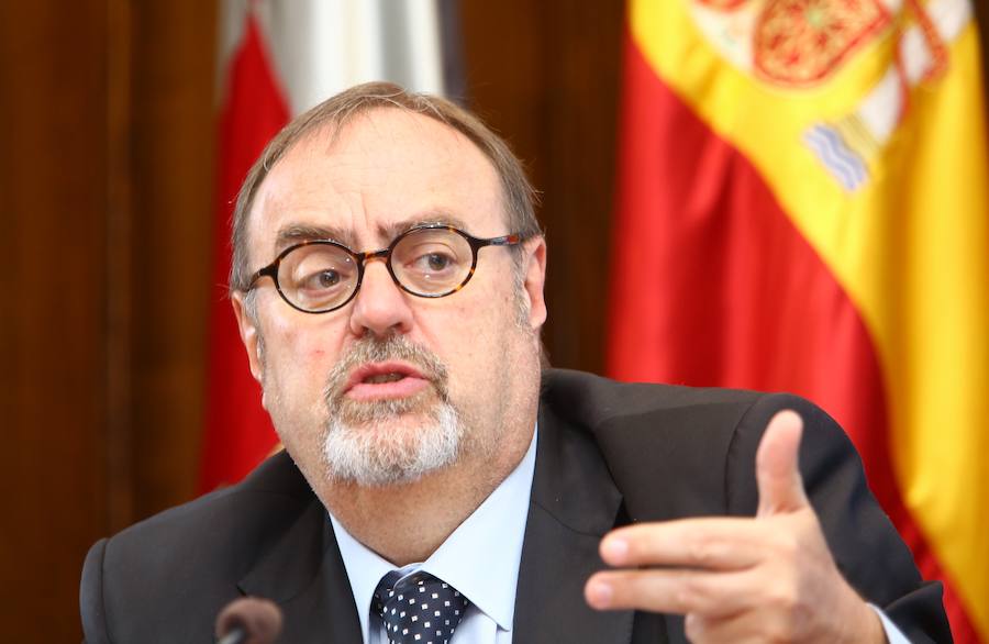 El consejero de Educación, Fernando Rey (I), junto a la alcaldesa de Ponferrada, Gloria Fernández Merayo, y el rector de la Universidad de León (ULE), Juan Francisco García Marín (D), durante la firma del convenio de colaboración entre el Consistorio y la institución académica