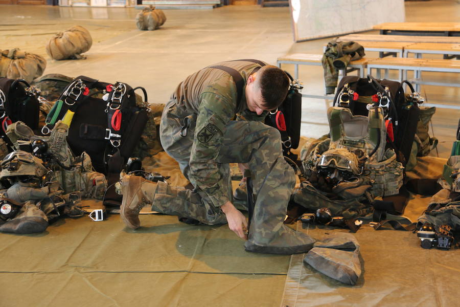 La Brigada Paracaidista lleva la pauta del ejercicio Lone Paratrooper 2019, en el que los paracaidistas de élite de España, Francia, Italia, EE.UU, Portugal, Holanda y Polonia se entrenan en el mejor escenario posible: la Academia Básica del Aire