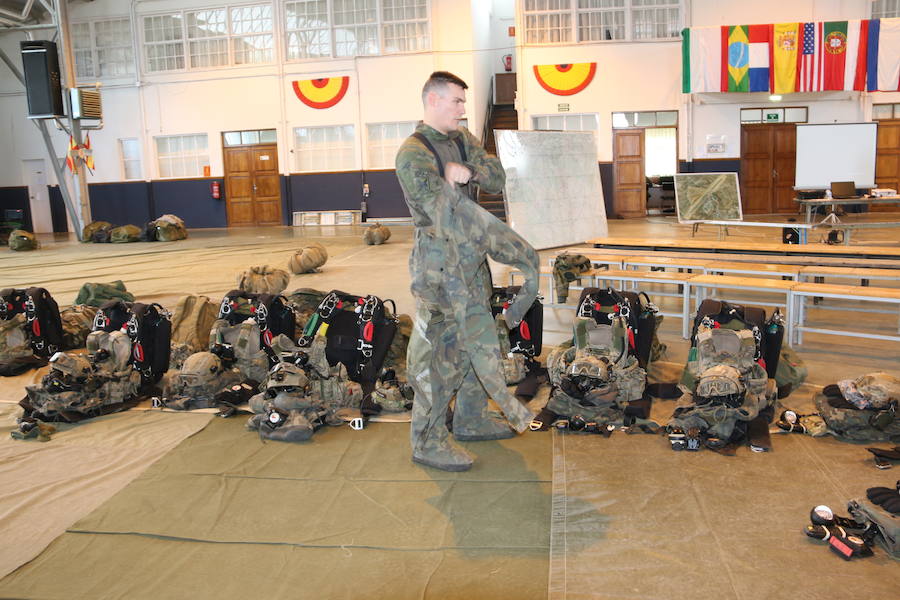 La Brigada Paracaidista lleva la pauta del ejercicio Lone Paratrooper 2019, en el que los paracaidistas de élite de España, Francia, Italia, EE.UU, Portugal, Holanda y Polonia se entrenan en el mejor escenario posible: la Academia Básica del Aire