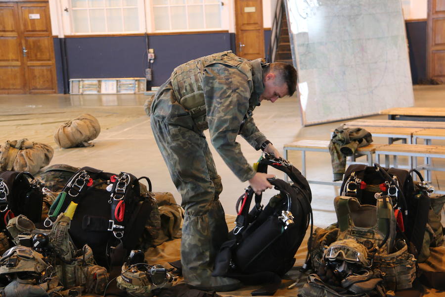 La Brigada Paracaidista lleva la pauta del ejercicio Lone Paratrooper 2019, en el que los paracaidistas de élite de España, Francia, Italia, EE.UU, Portugal, Holanda y Polonia se entrenan en el mejor escenario posible: la Academia Básica del Aire