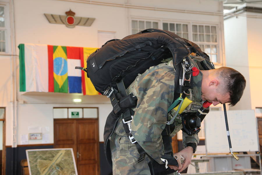 La Brigada Paracaidista lleva la pauta del ejercicio Lone Paratrooper 2019, en el que los paracaidistas de élite de España, Francia, Italia, EE.UU, Portugal, Holanda y Polonia se entrenan en el mejor escenario posible: la Academia Básica del Aire