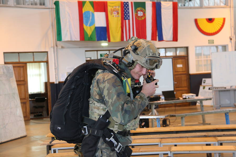 La Brigada Paracaidista lleva la pauta del ejercicio Lone Paratrooper 2019, en el que los paracaidistas de élite de España, Francia, Italia, EE.UU, Portugal, Holanda y Polonia se entrenan en el mejor escenario posible: la Academia Básica del Aire