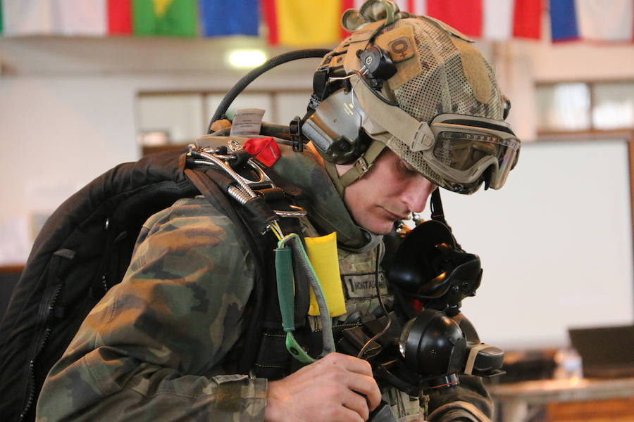 La Brigada Paracaidista lleva la pauta del ejercicio Lone Paratrooper 2019, en el que los paracaidistas de élite de España, Francia, Italia, EE.UU, Portugal, Holanda y Polonia se entrenan en el mejor escenario posible: la Academia Básica del Aire