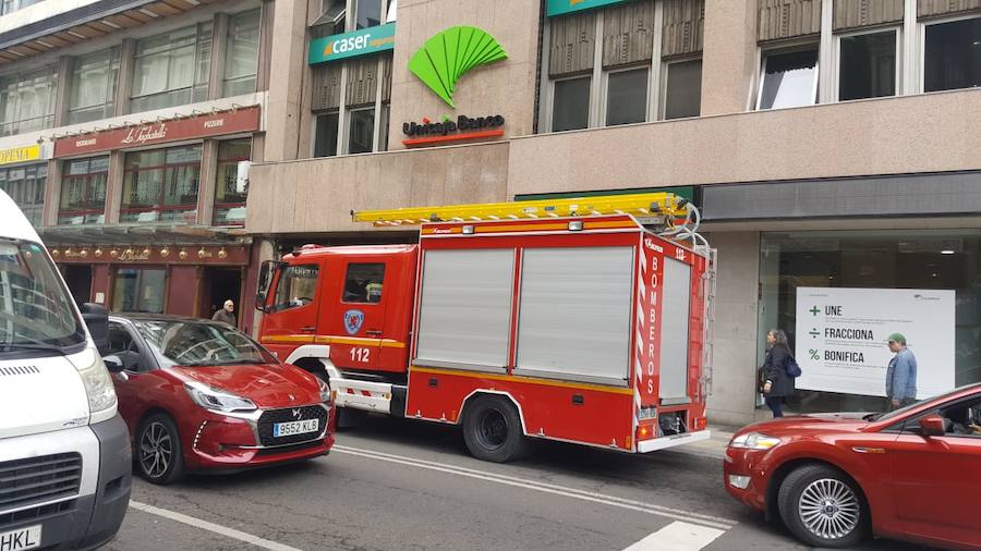 Los Bomberos de León han intervenido para sofocar el fuego en el vehículo que se ha incendiado cuando circulaba por la plaza de Santo Domingo en la capital leonesa 