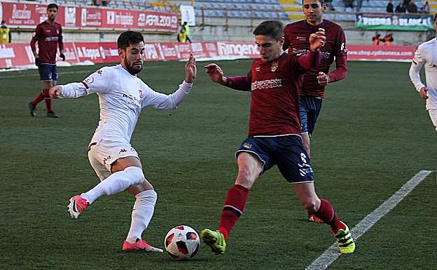 Saúl, en un lance del partido ante el Pontevedra.