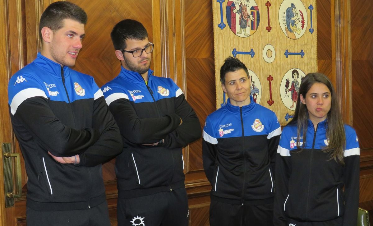 Fotos: Recepción en el Ayuntamiento de León a la selección de lucha leonesa
