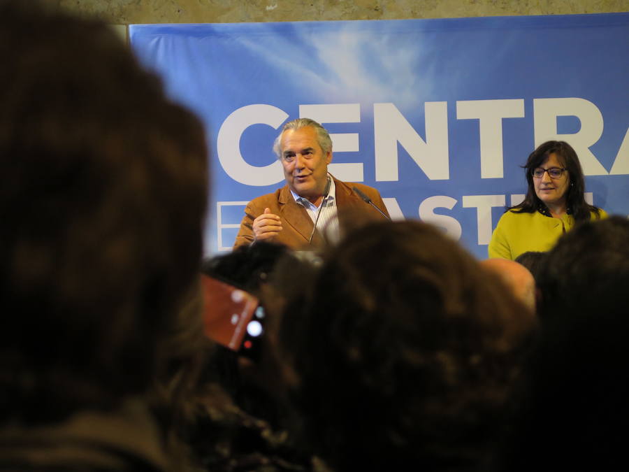 Con el telón de fondo del Palacio del Conde Luna, los populares llevan a cabo la puesta de largo de su lista autonómica, en la que Juan Carlos Suárez-Quiñones lleva la batuta con la que hacer de Alfonso Fernández Mañueco el próximo presidente de Castilla y León | Majo: «Ilusión, fuerza y ganas no faltan para hacer León, León y León»