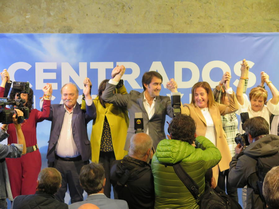 Con el telón de fondo del Palacio del Conde Luna, los populares llevan a cabo la puesta de largo de su lista autonómica, en la que Juan Carlos Suárez-Quiñones lleva la batuta con la que hacer de Alfonso Fernández Mañueco el próximo presidente de Castilla y León | Majo: «Ilusión, fuerza y ganas no faltan para hacer León, León y León»