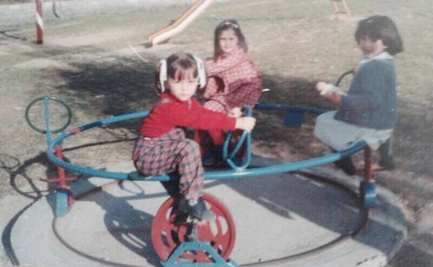 María y Smara en un columpio durante su infancia en Valencia de Don Juan. 