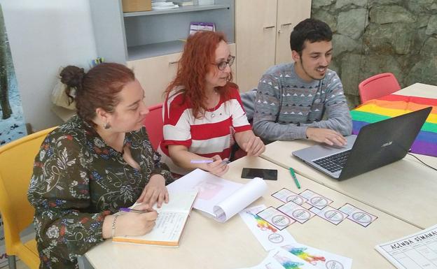 Un instante del encuentro entre la candidata de IU y los representantes del colectivo.