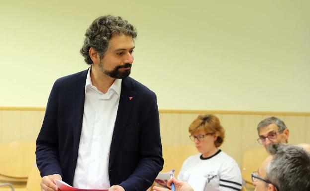 El candidato Izquierda Unida-AnticapitalistasCyL-Partido Castellano/TC, Alter: Castilla y León en Marcha, José Sarrión, mantiene un encuentro con la comunidad educativa, sobre las alternativas educativas en Castilla y León.