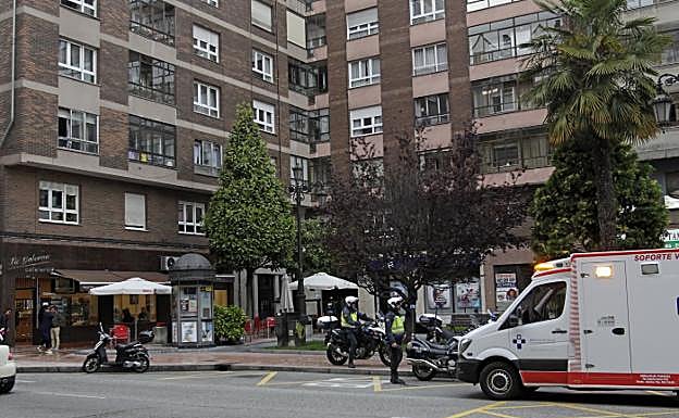 Un hombre se corta el cuello con una botella en un bar de Oviedo