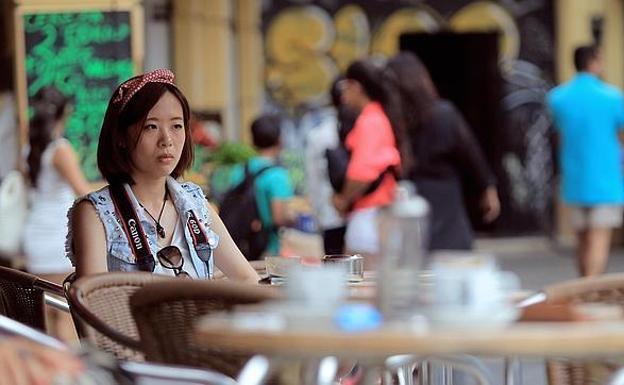 Una turista en una terraza de León. 