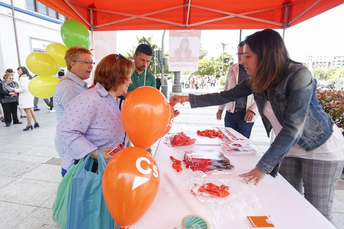 Fotos: La campaña se pelea en el Rastro