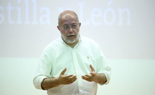 El candidato de Ciudadanos a la Presidencia de la Junta de Castilla y León, Francisco Igea, presenta en Sahagún.