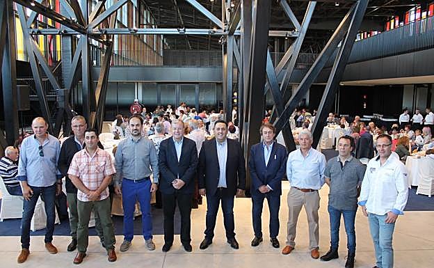 Antonio Silván con los miembros de la Cooperativa Prodeleco.