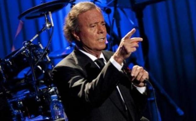 Julio Iglesias agranda su leyenda con un Grammy honorífico a su carrera