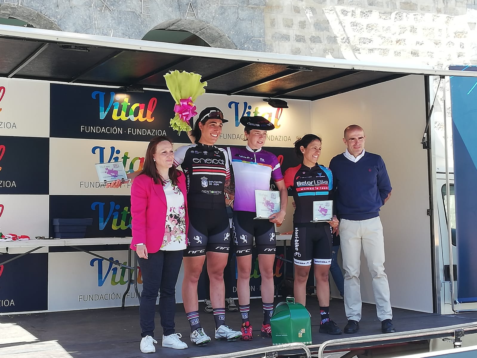 Fotos: Victoria en la tercera etapa de la Vuelta a Álava del Eneicat Pecafer