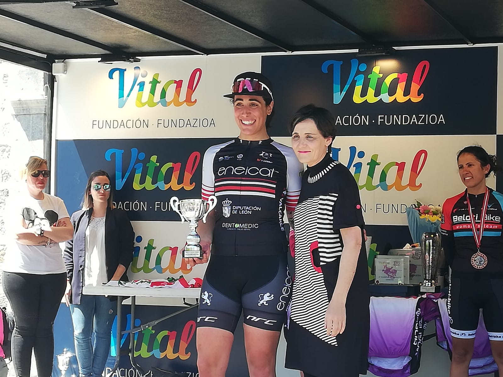 Fotos: Victoria en la tercera etapa de la Vuelta a Álava del Eneicat Pecafer