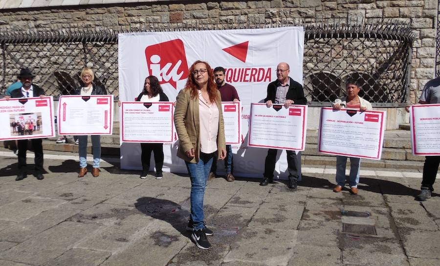 Carmen Franganillo, cabeza de lista de IU al Ayuntamiento de León, presenta el programa electoral de su formación junto a otros miembros de la candidatura.