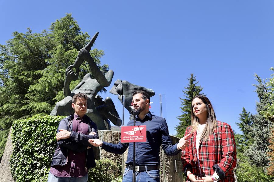 El candidato socialista a la Presidencia de la Junta, Luis Tudanca, junto al candidato a la alcaldía de Villablino, Mario Rivas y la candidata a las Cortes por León, Nuria Rubio jha expuesto su programa electoral en la localidad leonesa de Villablino