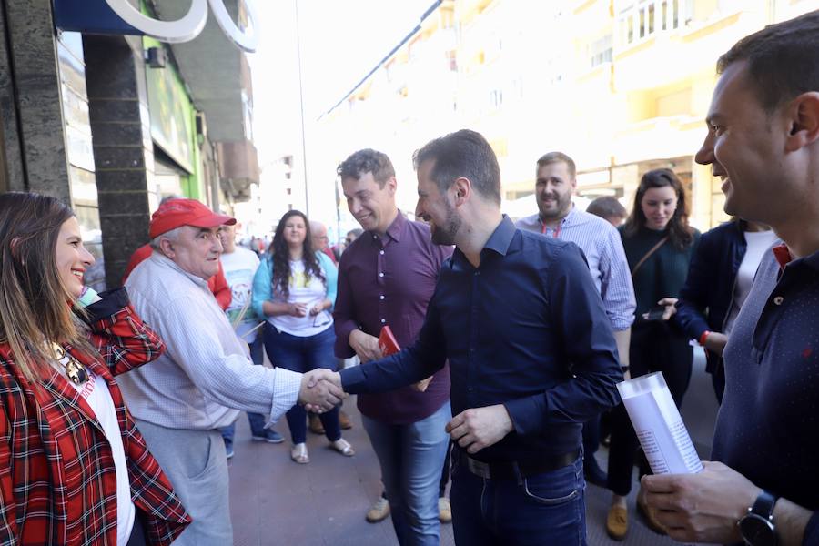 El candidato socialista a la Presidencia de la Junta, Luis Tudanca, junto al candidato a la alcaldía de Villablino, Mario Rivas y la candidata a las Cortes por León, Nuria Rubio jha expuesto su programa electoral en la localidad leonesa de Villablino