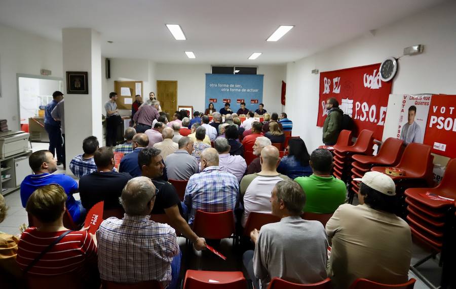 El candidato socialista a la Presidencia de la Junta, Luis Tudanca, junto al candidato a la alcaldía de Villablino, Mario Rivas y la candidata a las Cortes por León, Nuria Rubio jha expuesto su programa electoral en la localidad leonesa de Villablino