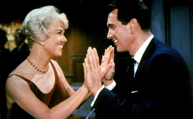 Imagen principal - Doris Day junto a Rock Hudson, Tony Curtis y James Stewart, con quien protagonizó 'El hombre que sabái demasiado', de Alfred Hitchcock.