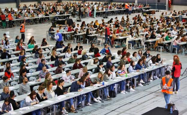 Cietnos de personas esperan el inicio de la oposición en Gijón. 