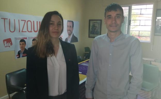 Ana Fernández junto al candidato de IU a la Alcaldía de Ponferrada, Javier Arias.