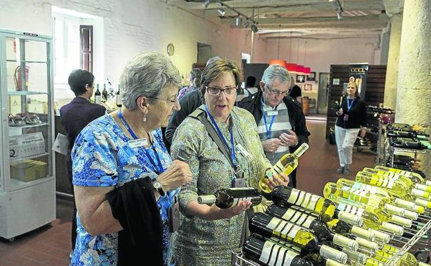 Turistas en la tienda de una bodega de la Ruta del Vino de Rueda. 