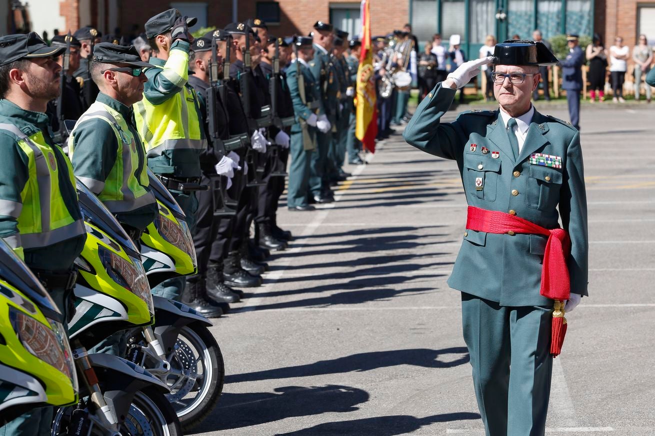 La delegada del Gobierno en Castilla y León, Mercedes Martín Juárez, preside los actos conmemorativos del 175 aniversario de la fundación de la Guardia Civil. Junto a ella, el alcalde de León, Antonio Silván