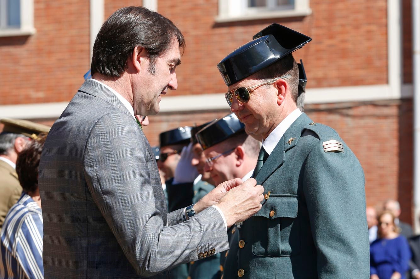 La delegada del Gobierno en Castilla y León, Mercedes Martín Juárez, preside los actos conmemorativos del 175 aniversario de la fundación de la Guardia Civil. Junto a ella, el alcalde de León, Antonio Silván