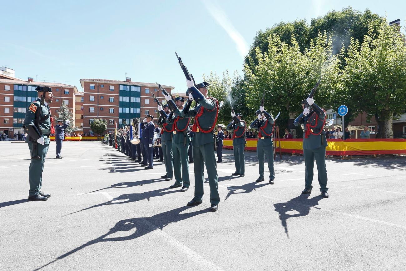 La delegada del Gobierno en Castilla y León, Mercedes Martín Juárez, preside los actos conmemorativos del 175 aniversario de la fundación de la Guardia Civil. Junto a ella, el alcalde de León, Antonio Silván