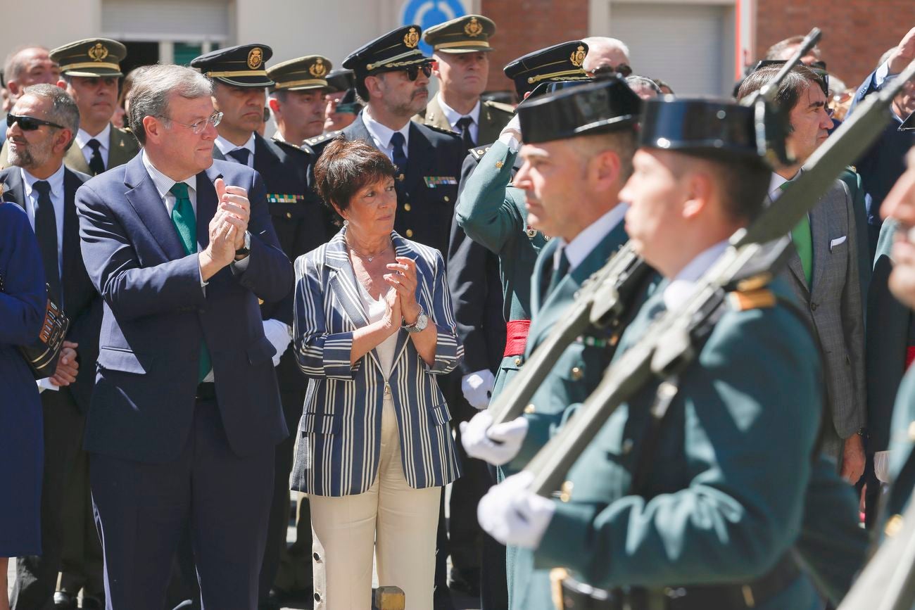 La delegada del Gobierno en Castilla y León, Mercedes Martín Juárez, preside los actos conmemorativos del 175 aniversario de la fundación de la Guardia Civil. Junto a ella, el alcalde de León, Antonio Silván