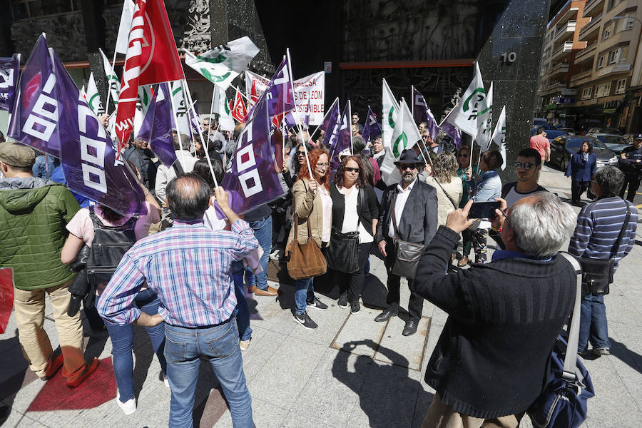 Concentración de los trabajadores del servicio urbano de autobuses de León, de la empresa Alesa SAU.