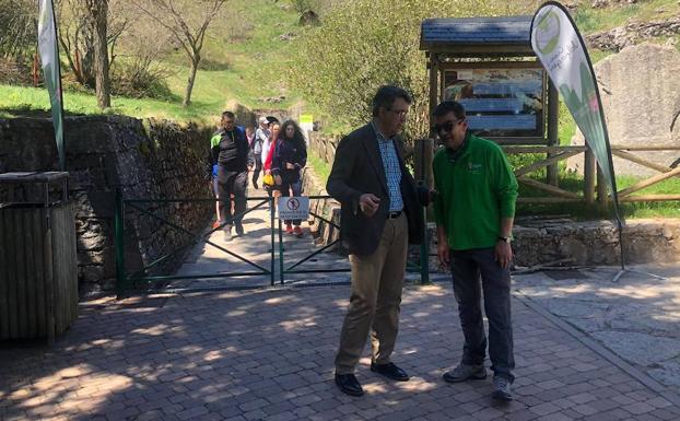 Juan Martínez Majo, presidente de la Diputación de León, este martes en la entrada a la Cueva de Valporquero.