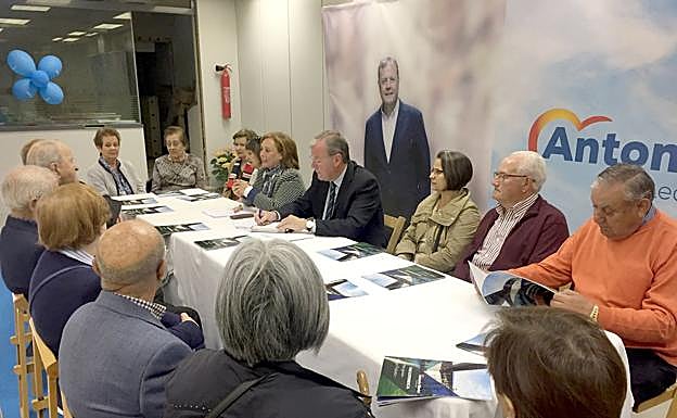 Antonio Silván, durante el encuentro con representantes de los mayores en la capital.