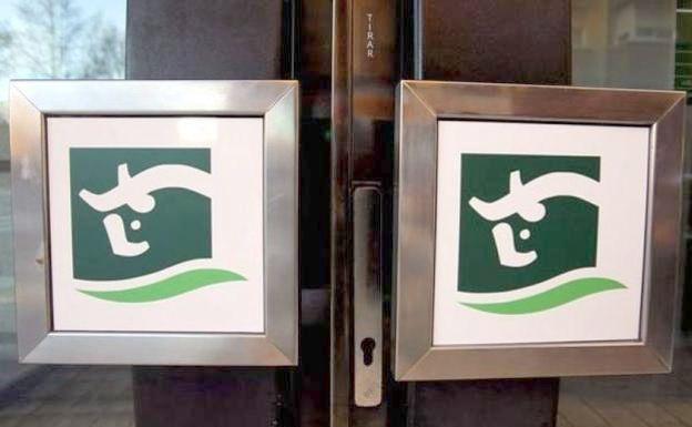 Imagen de una puerta de acceso a una surcursal de Unicaja en León.