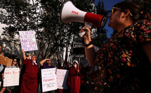 Mujeres vestidas como la protagonista de la serie 'El cuento de la criada' protestan contra la nueva ley del aborto en Alabama.