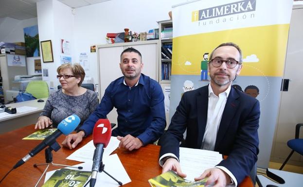 El director de la Fundación Alimerka, Antonio Blanco (D), el presidente de Cocemfe León, Ángel Óscar Macía (2D), y la presidenta de AFFI Bierzo, Luisa González, en la presentación.