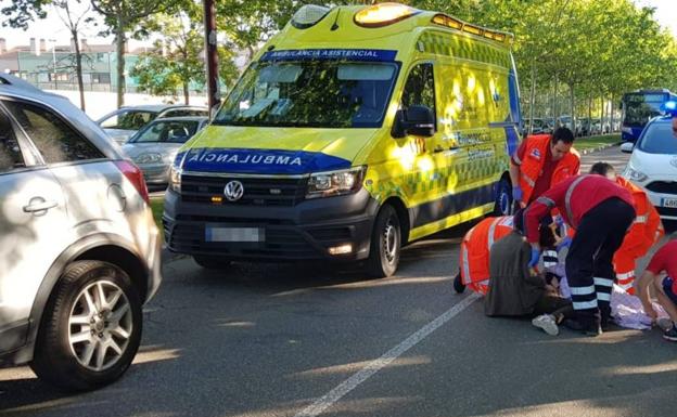 La ambulancia y el personal del Sacyl atienden a la víctima. 