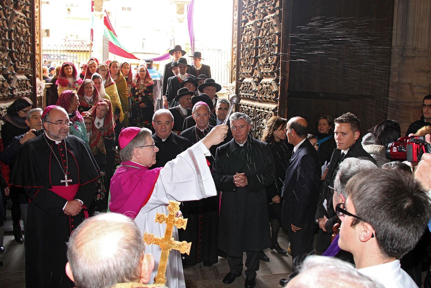 El obispo de Astorga, Juan Antonio Menéndez, que presidía la comisión antipederastia constituida por la Iglesia Católica para la prevención y protección de los abusos sexuales a menores, ha fallecido este miércoles a los 62 años a causa de un infarto que le sobrevino en el interior del Arzobispado