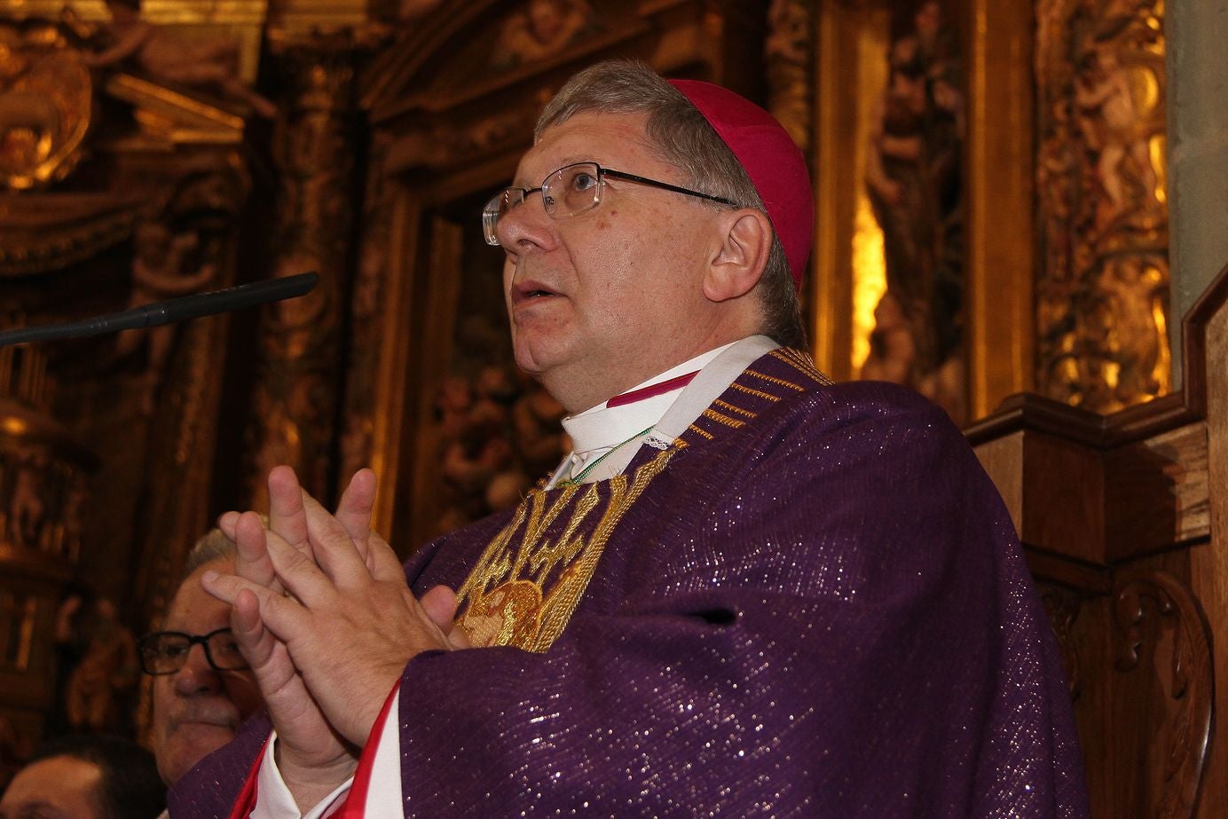 El obispo de Astorga, Juan Antonio Menéndez, que presidía la comisión antipederastia constituida por la Iglesia Católica para la prevención y protección de los abusos sexuales a menores, ha fallecido este miércoles a los 62 años a causa de un infarto que le sobrevino en el interior del Arzobispado