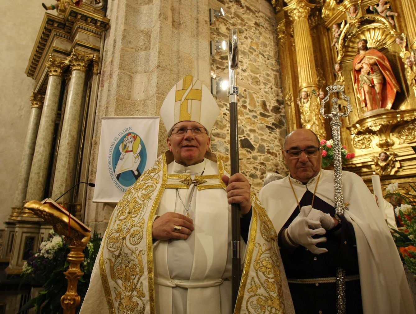 El obispo de Astorga, Juan Antonio Menéndez, que presidía la comisión antipederastia constituida por la Iglesia Católica para la prevención y protección de los abusos sexuales a menores, ha fallecido este miércoles a los 62 años a causa de un infarto que le sobrevino en el interior del Arzobispado