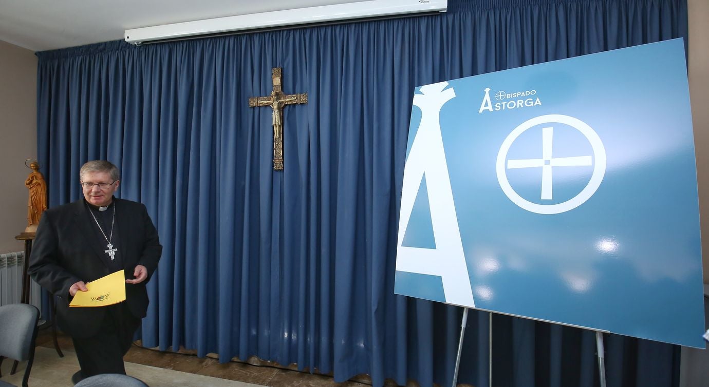 El obispo de Astorga, Juan Antonio Menéndez, que presidía la comisión antipederastia constituida por la Iglesia Católica para la prevención y protección de los abusos sexuales a menores, ha fallecido este miércoles a los 62 años a causa de un infarto que le sobrevino en el interior del Arzobispado