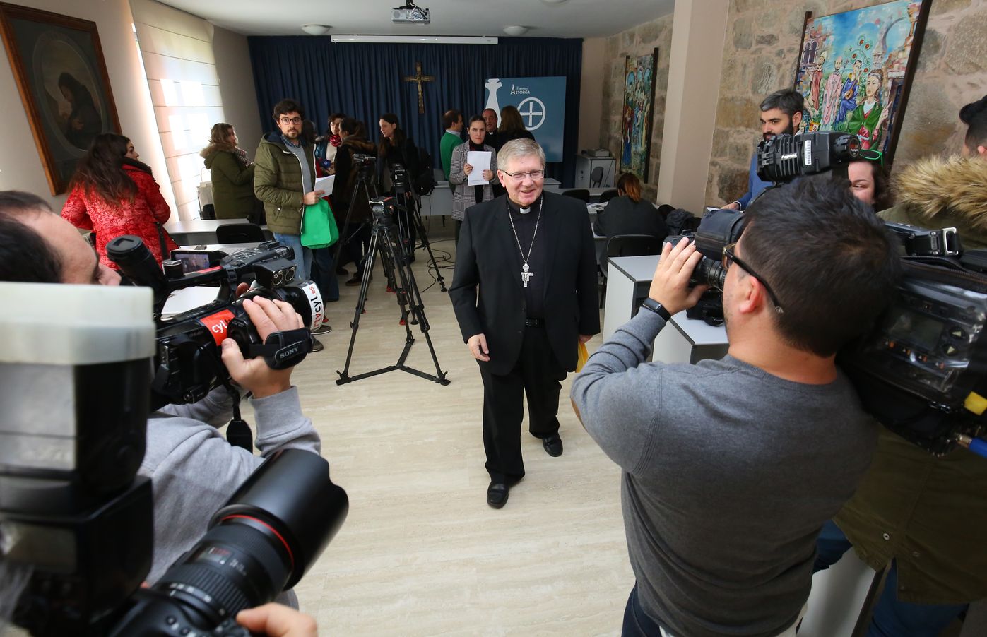 El obispo de Astorga, Juan Antonio Menéndez, que presidía la comisión antipederastia constituida por la Iglesia Católica para la prevención y protección de los abusos sexuales a menores, ha fallecido este miércoles a los 62 años a causa de un infarto que le sobrevino en el interior del Arzobispado