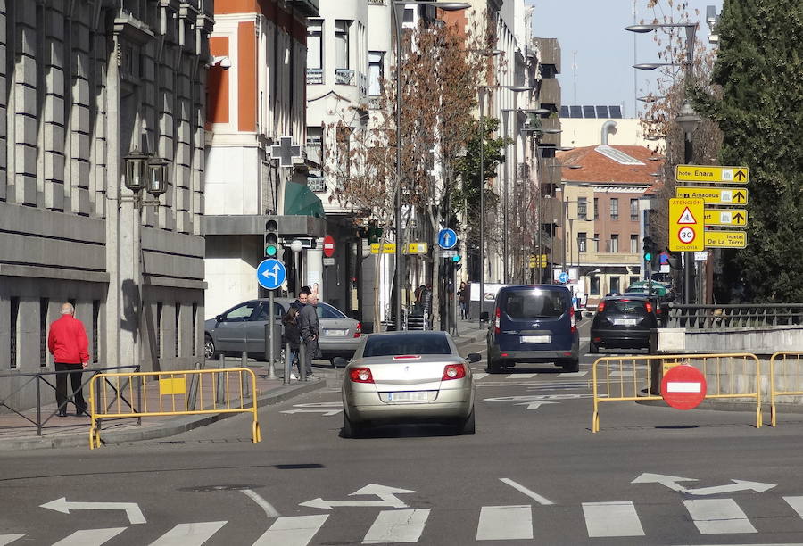 Coches saltándose las vallas de restricción del tráfico por contaminación en Duque de la Victoria. 