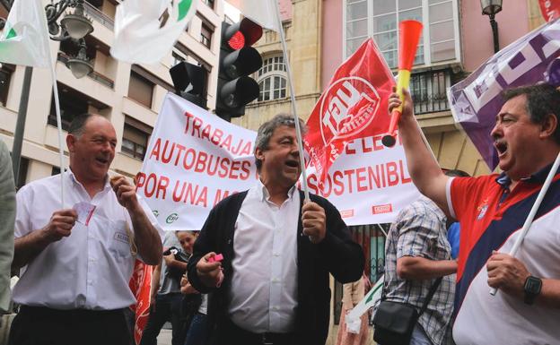 Protesta de los trabajadores de Alesa a las puertas del Ayuntamiento. 