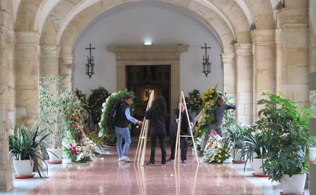 Galería. Flores y oraciones para arropar al fallecido Obispo de Astorga. 